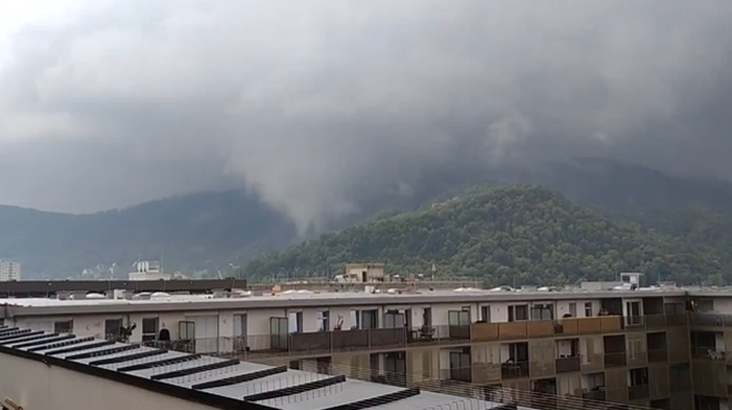 V naši bližini je divjal tornado, prebivalci niso mogli verjeti, kaj se dogaja (foto: Omrežje X/@SeverinKann/posnetek zaslona)