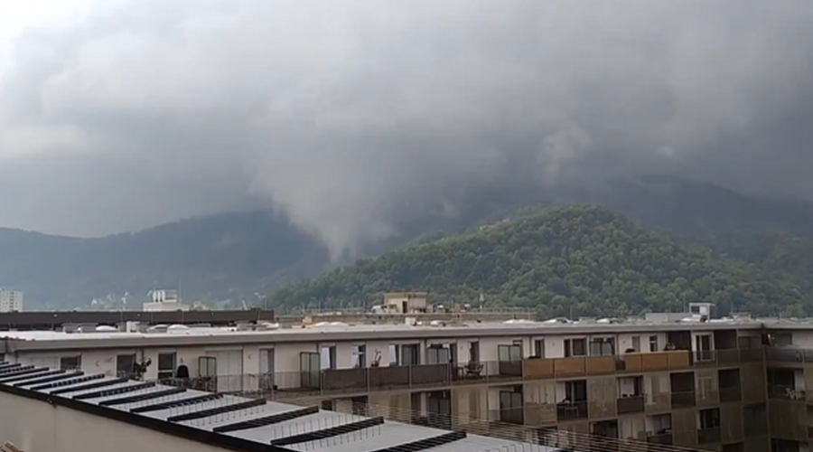 V naši bližini je divjal tornado, prebivalci niso mogli verjeti, kaj se dogaja (foto: Omrežje X/@SeverinKann/posnetek zaslona)
