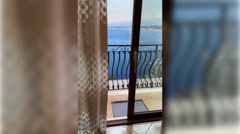 Rezervirala sobo s pogledom na morje, nato pa spoznala resnico