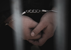 16-letnik pobil svojo družino, nato pa ob truplih jedel kosilo (policijo je poklical šele po dveh dneh)