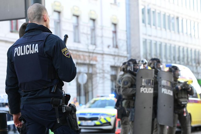 policija, avto, policisti
