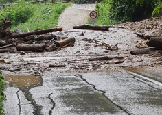 Hude posledice neviht, ki so zajele Slovenijo: cesta tukaj še vedno popolnoma neprevozna (VIDEO)