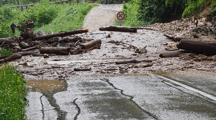 Hude posledice neviht, ki so zajele Slovenijo: cesta tukaj še vedno popolnoma neprevozna (VIDEO) (foto: Rdečka živi ogenj/Facebook)