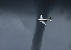 Severni sij, tornadi in uničujoče poplave: zakaj nekateri mislijo, da redkejši vremenski pojavi niso naravni?