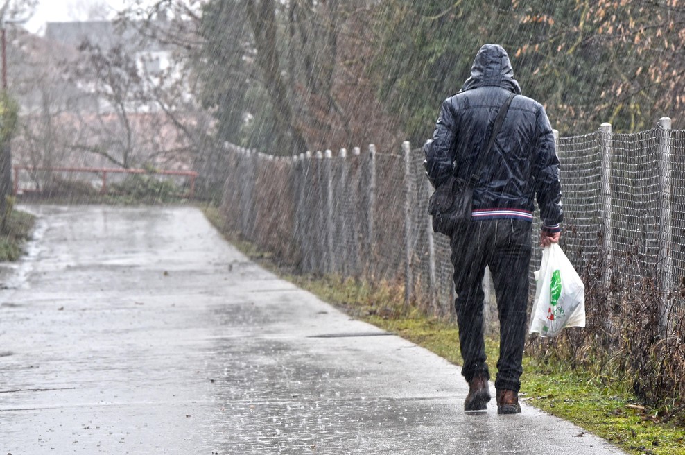 Tudi danes ne bo šlo brez neviht, nalivi lahko povzročijo hudourniške poplave (foto: Bobo)