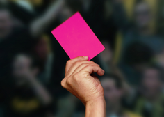 Uradno potrjeno: nogometni sodniki bodo lahko pokazali rožnati karton (ne boste uganili, kaj pomeni)