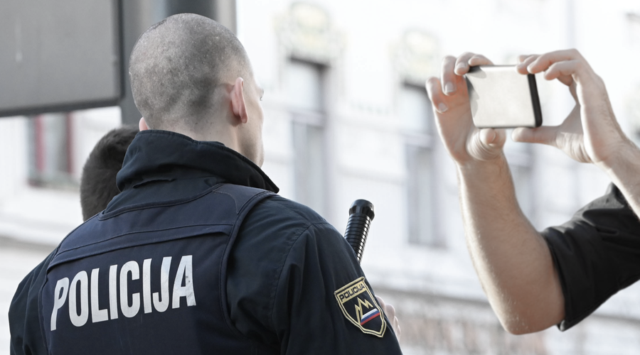 Ali lahko policiste in druge uradne osebe snemamo pri delu? Odgovarja Informacijska pooblaščenka (foto: Žiga Živulovič/Bobo/Profimedia/fotomontaža)