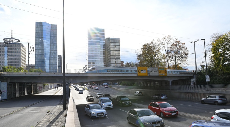 Po novem nadvozu čez Dunajsko cesto zapeljal prvi vlak! (Za avtomobile pa se pripravlja popolna zapora ...) (foto: Bobo)