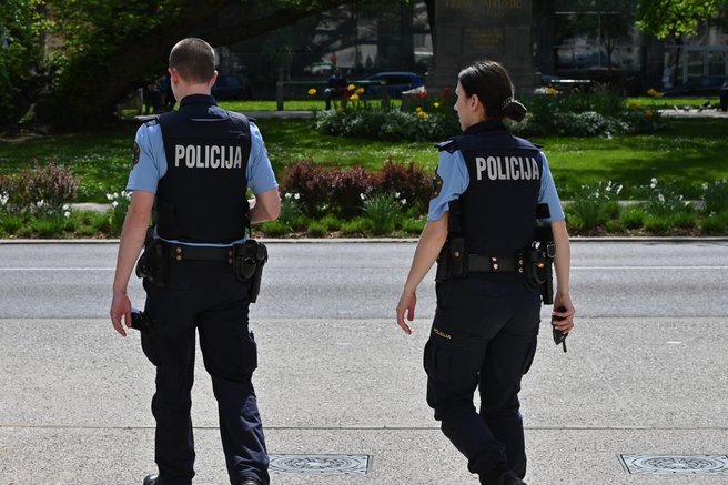 Na Dolenjskem vre: policija krepi prisotnost v več naseljih