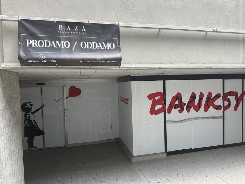 Na eni od lokacij, ki se omenja v zvezi z odprtjem KFC, še vedno poteka razstava.