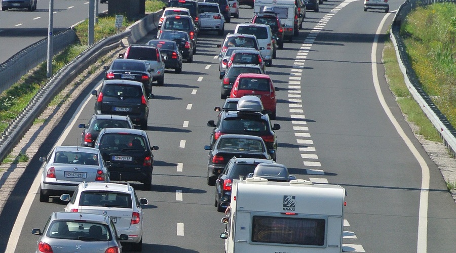 Pozor! Ceste po državi bremenijo gost promet in zastoji (foto: Srdjan Živulovič/Bobo)