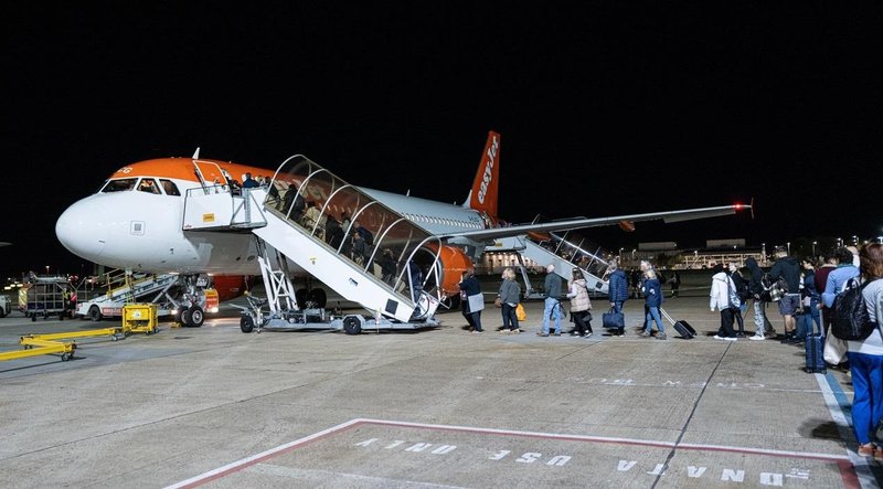 Easyjet letalo potniki letalisce