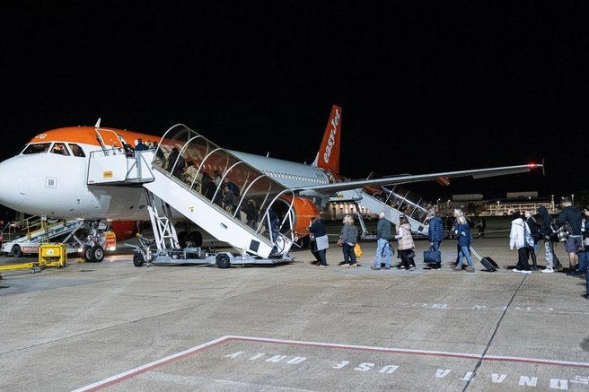 Easyjet letalo potniki letalisce