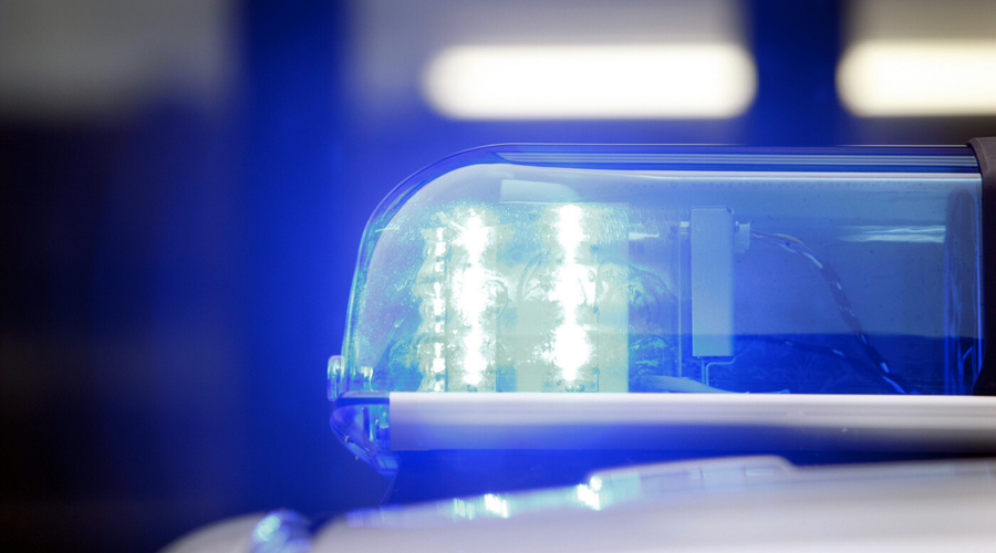 Stari znanec policije pretepel svojo partnerico, ukradel reševalno vozilo in pripeljal naravnost v roke policistom (foto: Profimedia)