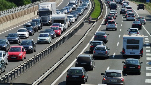 Kaos na slovenskih avtocestah: številni zastoji in močno povečan promet, tukaj je najhuje