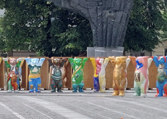 Ste tudi vi na Trgu republike zasledili nenavadne medvede? Razkrivamo, kaj predstavljajo (FOTO)
