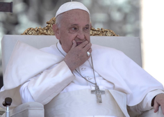 Papež Frančišek javnost razburil z izjavo, v kateri je geje označil s slabšalnim izrazom
