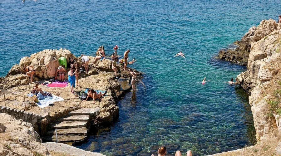 Priljubljena počitniška destinacija, kamor radi zahajajo Slovenci, se sooča z veliko nadlogo (foto: Profimedia)