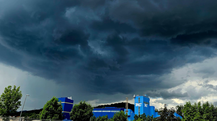 Toča, poplavljene ceste, plazovi ... kakšne so posledice neurja po državi? (FOTO in VIDEO) (foto: Meteoinfo/Facebook profil/Posnetek zaslona)