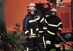 Med gašenjem požara na stanovanjski hiši hudo poškodovan gasilec (kriv je udar strele)