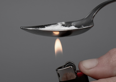 Lani rekordno število smrti zaradi prepovedanih drog: povečano zlasti število smrti zaradi uživanja kokaina in cracka