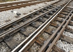 Tragedija pred železniško postajo Bled: vlak do smrti povozil osebo