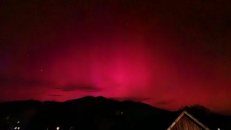 Kaže, da bomo spet lahko opazovali močan severni sij: kdaj naj bi bil viden?