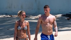 Izklesani telesi slavnega nogometaša in njegovega dekleta sta bili pravi magnet za poglede na prenapolnjeni plaži! (FOTO)