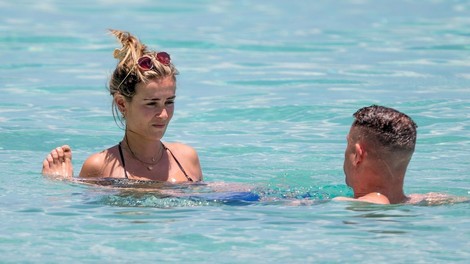 Izklesani telesi slavnega nogometaša in njegovega dekleta sta bili pravi magnet za poglede na prenapolnjeni plaži! (FOTO)