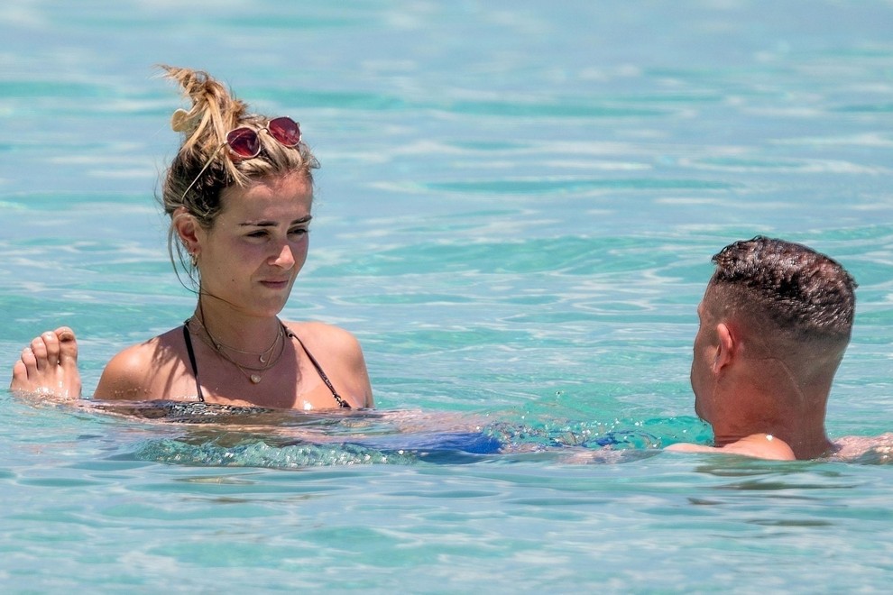 Izklesani telesi slavnega nogometaša in njegovega dekleta sta bili pravi magnet za poglede na prenapolnjeni plaži! (FOTO)
