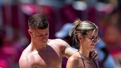 Izklesani telesi slavnega nogometaša in njegovega dekleta sta bili pravi magnet za poglede na prenapolnjeni plaži! (FOTO)