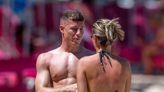 Izklesani telesi slavnega nogometaša in njegovega dekleta sta bili pravi magnet za poglede na prenapolnjeni plaži! (FOTO)