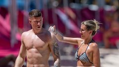 Izklesani telesi slavnega nogometaša in njegovega dekleta sta bili pravi magnet za poglede na prenapolnjeni plaži! (FOTO)