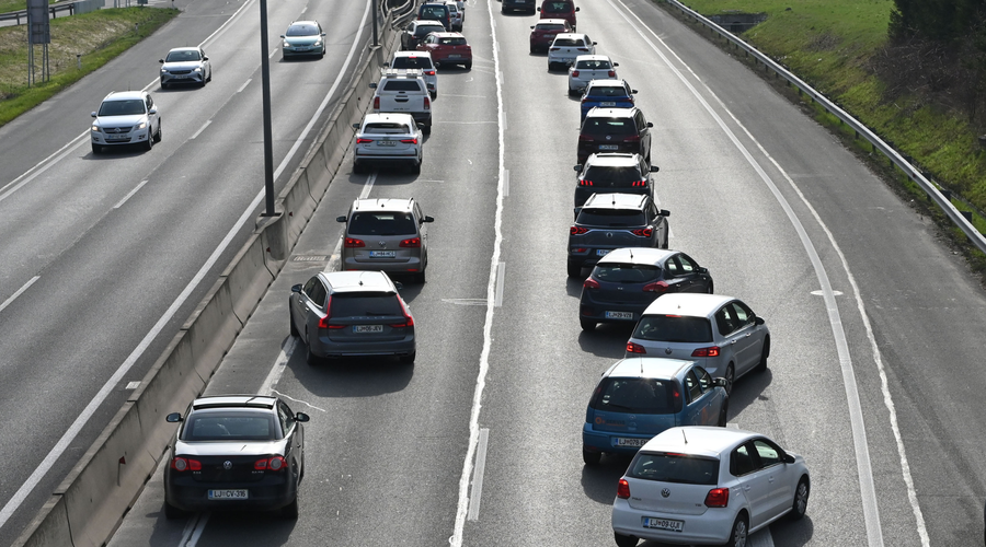 Zaradi jutranje konice nastajajo zastoji: v predoru Jasovnik odstranili posledice prometne nesreče (foto: Žiga Živulovič jr./Bobo)