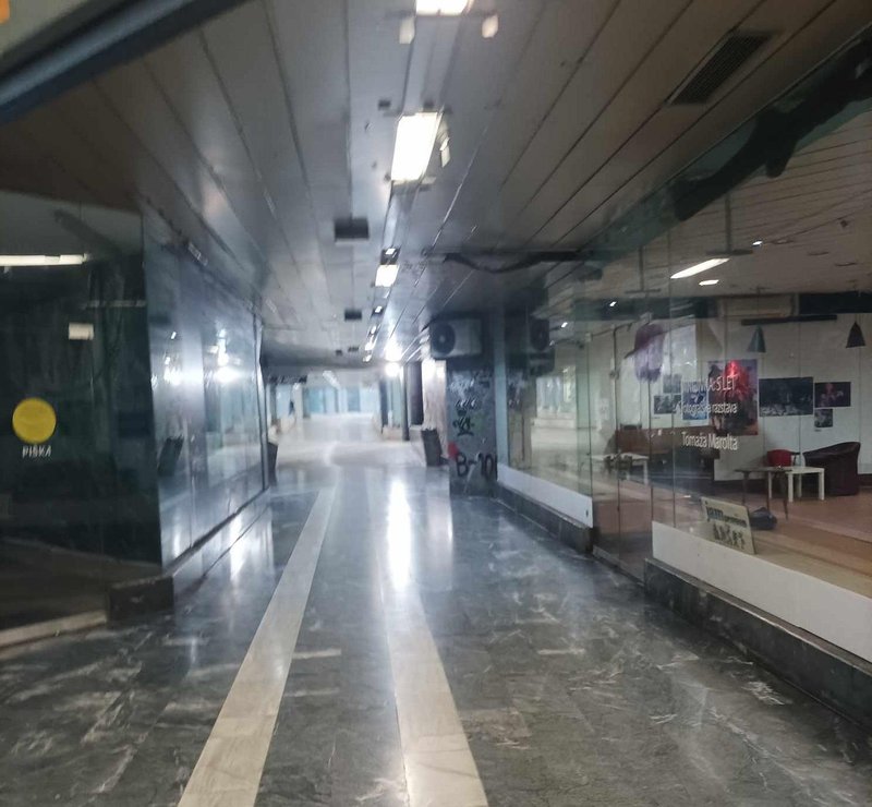 O delih za zdaj ni sledi, medtem pa se prebivalci in obiskovalci najlepšega mesta sramotni lokaciji raje izogibamo.