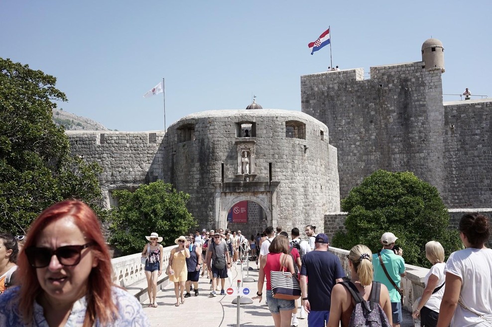 Hrvat se je razhudil in jasno povedal svoje mnenje o turistih iz te države: "Zakaj jih sploh še prenašamo?! Naj se vrnejo domov!" (foto: Profimedia)