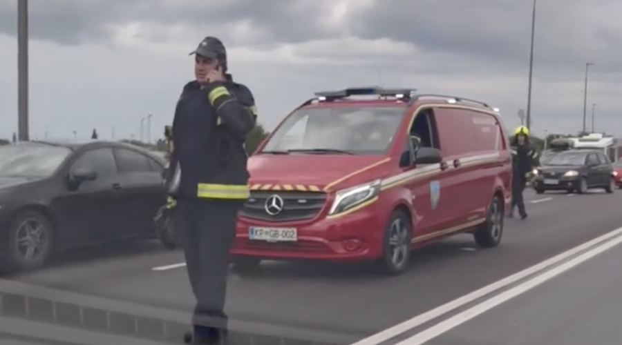 Kaj se je dogajalo v središču Kopra? Promet ustavljen, na pomoč priskočili gasilci (VIDEO) (foto: Facebook/Radio Capris/posnetek zaslona)
