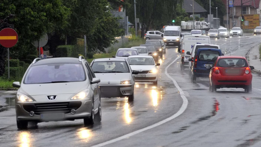 Preglavice na slovenskih cestah: prometna nesreča na primorski avtocesti, zastoji in celo razlita nafta