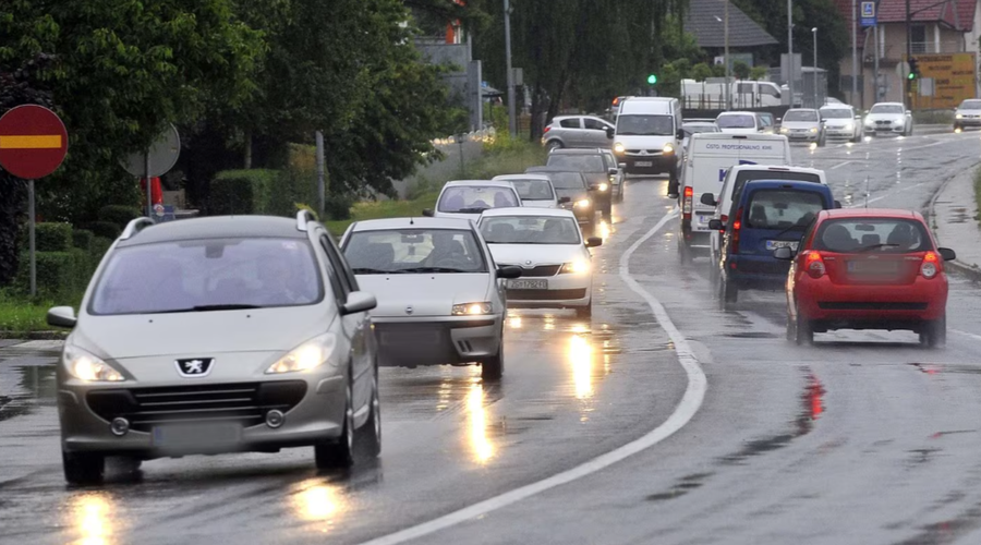 Preglavice na slovenskih cestah: prometna nesreča na primorski avtocesti, zastoji in celo razlita nafta (foto: Borut Živulovič/Bobo)