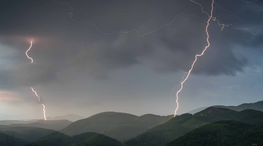 Najhujšega še ni konec: prihajajo močnejše nevihte, reke naraščajo (izdano oranžno opozorilo za vso državo) (foto: Alen Milavec/Bobo)