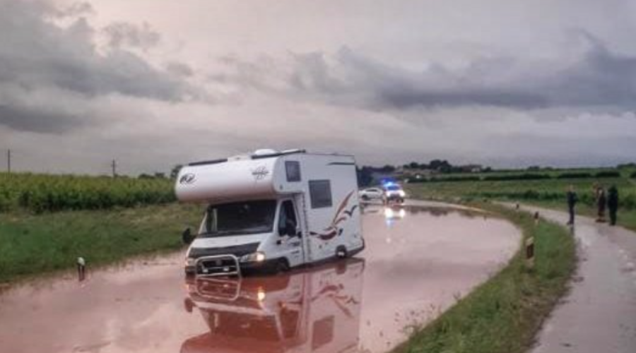 Huda ura nad državo! Ceste so se spremenile v reke, voda je bila vsepovsod: "Bilo je strašno" (foto: Twitter Avtokampi.si)