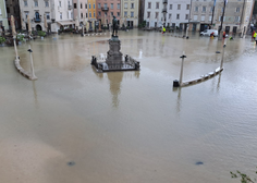 Slovenski turistični biser potopljen: voda dere po stopnicah (FOTO)