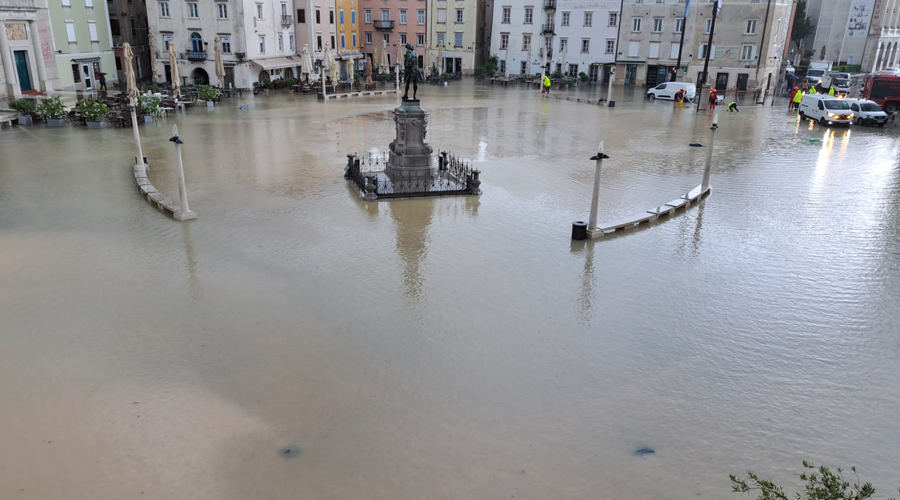 Slovenski turistični biser potopljen: voda dere po stopnicah (FOTO) (foto: Comunità degli Italiani Giuseppe Tartini FB)