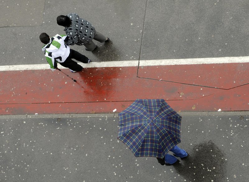 Turisti se večkrat sprehajajo po kolesarski stezi v Ljubljani.