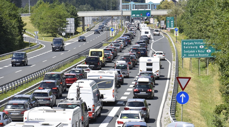 Nervozo pustite doma: nekaj kilometrov dolga kolona na avtocesti (foto: Žiga Živulovič/Bobo)