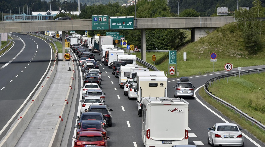 Pozor! Na cestah že nastajajo hudi zastoji (foto: Žiga Živulovič/Bobo)