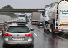 Spet nesreča na naših cestah, že tako močno oviran promet ponekod otežuje še dež