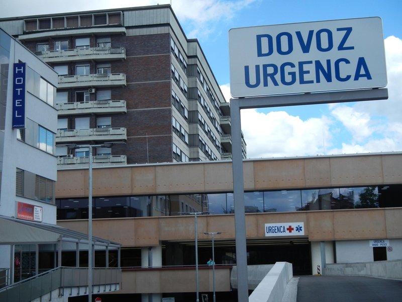 Naval na urgenco: številni s poškodbami zaradi padca na ledu