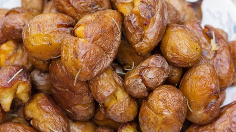 Pečen mladi krompir