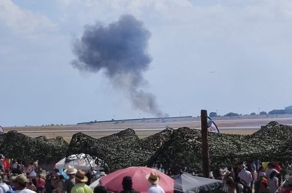 Grozljiva nesreča na letalskem mitingu: letali trčili v zraku, pilot umrl (VIDEO) (foto: Twitter/brusselsspotter)
